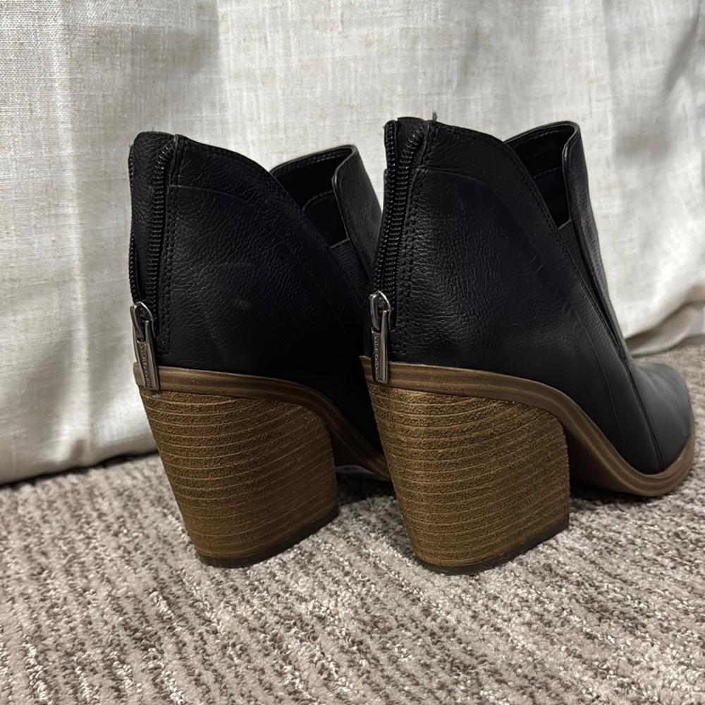 Vince Camuto Black Ankle Boots Sleek Leather Design - Picture 3 of 7